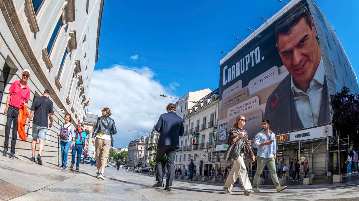 Por qué el juez ve indicios de delito en la lona contra Sanchez puesta frente al Congreso