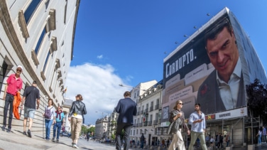 Por qué el juez ve indicios de delito en la lona contra Sanchez puesta frente al Congreso