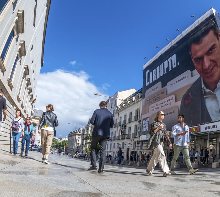 Por qué el juez ve indicios de delito en la lona contra Sanchez puesta frente al Congreso