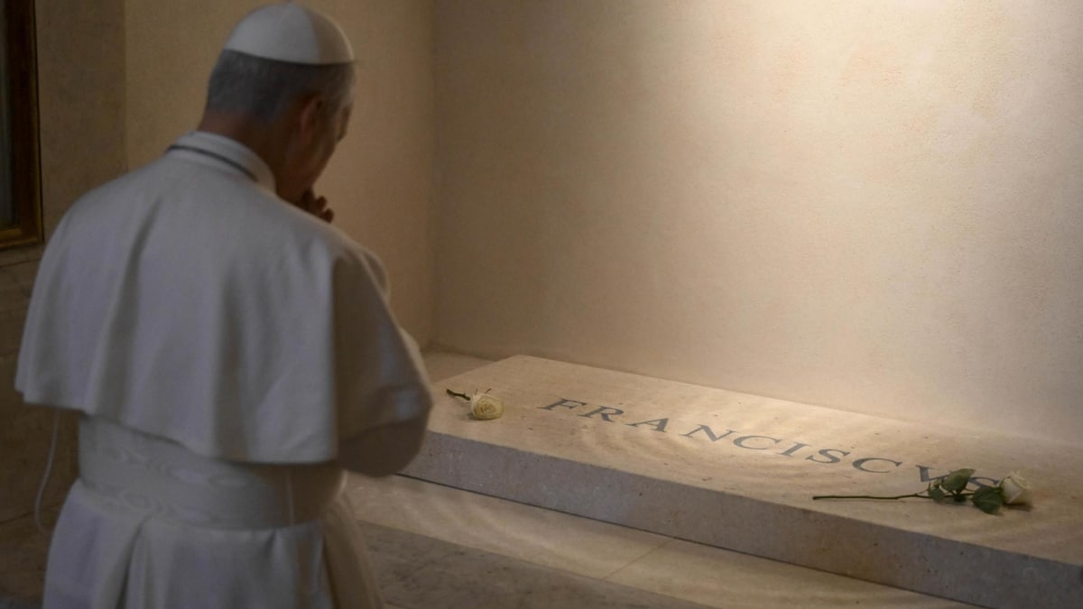León XIV, un peregrino más en la tumba de Francisco: "Ahora retomemos el camino"