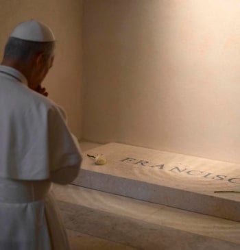 León XIV, un peregrino más en la tumba de Francisco: "Ahora retomemos [...]