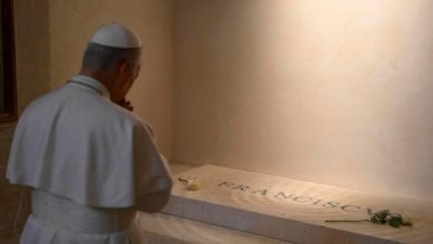León XIV, un peregrino más en la tumba de Francisco: "Ahora retomemos el camino"