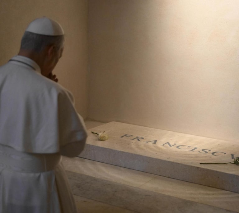 León XIV, un peregrino más en la tumba de Francisco: "Ahora retomemos el camino"