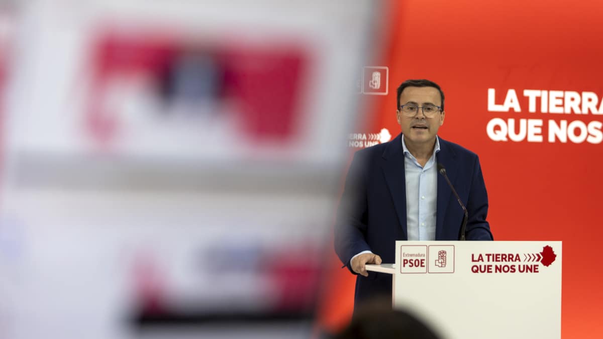 MÉRIDA (BADAJOZ), 26/05/2025.- El secretario general del PSOE extremeño, Miguel Angel Gallardo, ha anunciado que dejará la presidencia de la Diputación de Badajoz así como su cargo de concejal en el Ayuntamiento de Villanueva de la Serena y también ha comunicado que ha trasladado a la presidenta de la Asamblea, Blanca Martín, la apertura de un debate para modificar, de acuerdo con el PP, el Estatuto de Autonomía en lo concerniente a la figura del aforamiento de los 65 diputados y los miembros del Consejo de Gobierno. EFE/Jero Morales
