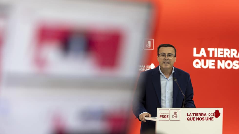 Ferraz vuelve a respaldar a Gallardo pero duda de que haya acertado con el momento para aforarse