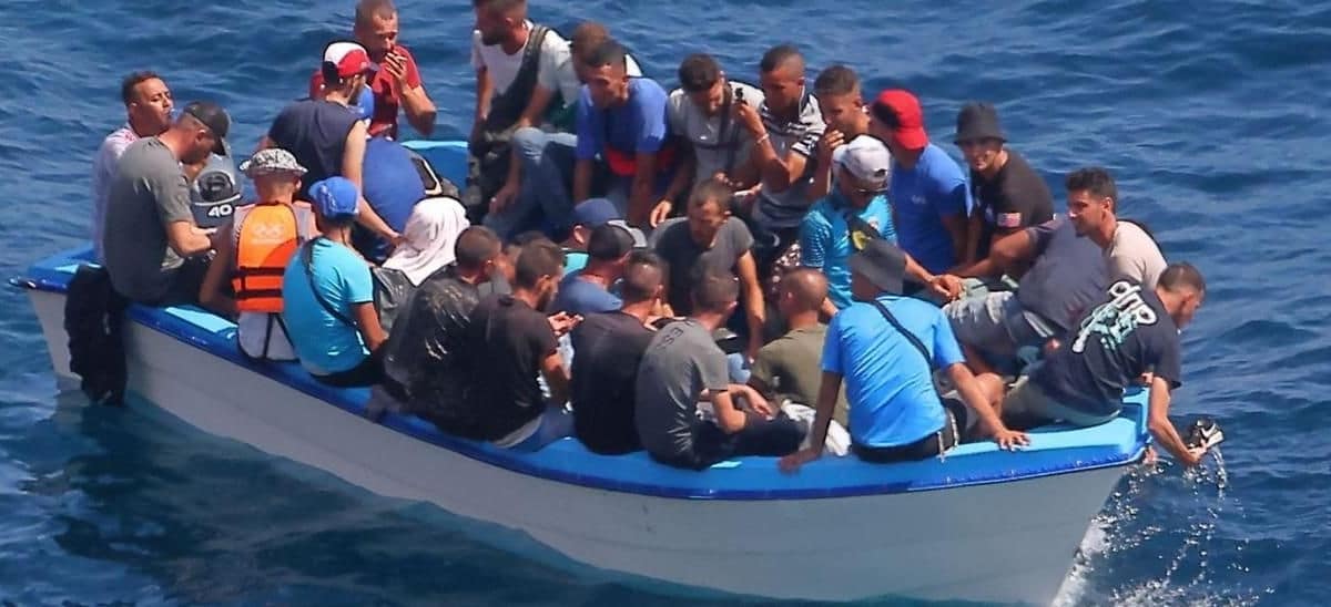 Detienen a un hombre por patronear una patera desde Argelia a Mallorca con 23 personas a bordo