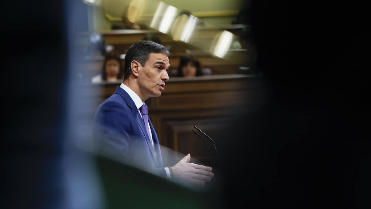 MADRID, 07/05/2025.- El presidente del Gobierno, Pedro Sánchez, comparece ante el Pleno del Congreso para informar del plan de defensa y del apagón masivo del 28 de abril en un ambiente muy crispado y entre incesantes ataques de la oposición al jefe del Ejecutivo, al que también reprochan casos de corrupción, caos ferroviario y falta de apoyos parlamentarios. EFE/ J.J. Guillén