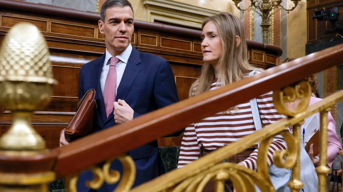 MADRID, 14/05/2025.- El presidente del Gobierno, Pedro Sánchez, y la vicepresidenta tercera y ministra para la Transición Ecológica y el Reto Demográfico, Sara Aagesen, a su llegada a la sesión de control al Ejecutivo, este miércoles. EFE/Juan Carlos Hidalgo