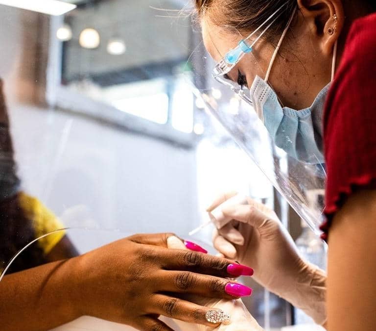 23 personas explotadas en centros de manicura de cinco provincias liberadas por la Policía Nacional