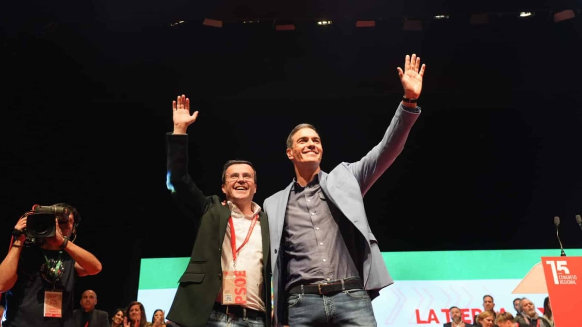 El secretario general del PSOE y presidente del Gobierno, Pedro Sánchez (d), junto al líder de los socialistas extremeños, Miguel Ángel Gallardo (i), en la clausura del 15º Congreso Regional, en Plasencia, Cáceres, el pasado 19 de enero de 2025.