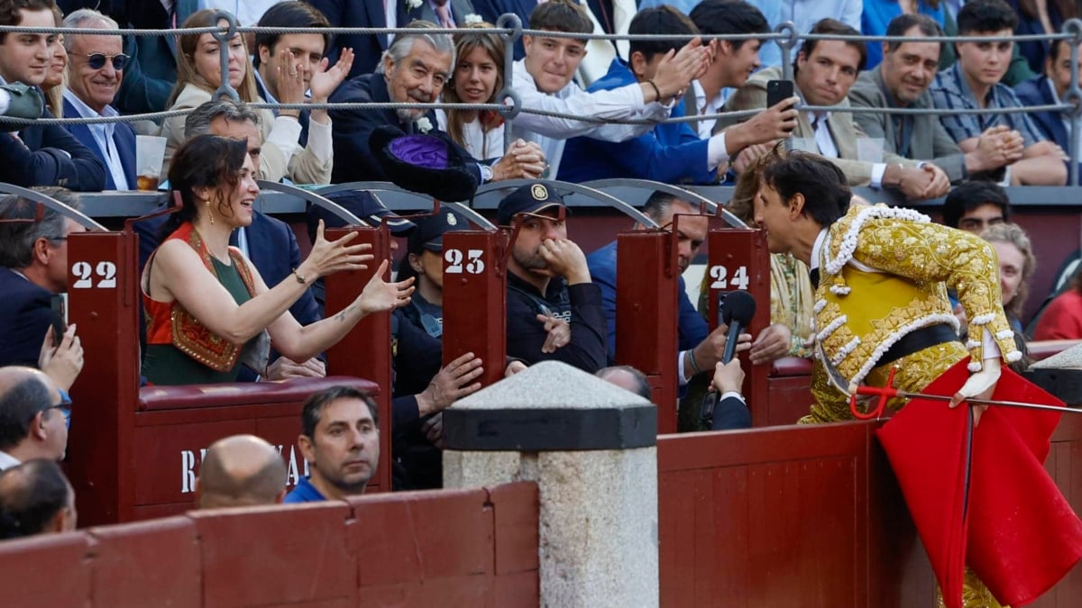 Roca Rey brinda su segundo toro a Isabel Díaz Ayuso en Las Ventas.