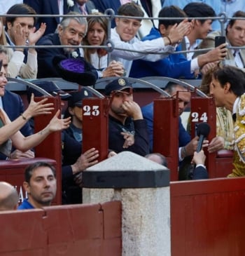 Roca Rey brinda a Ayuso el toro 'Amante': "Por tu valentía como [...]