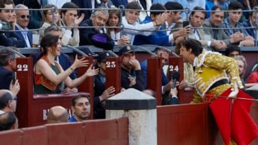 Roca Rey brinda a Ayuso el toro 'Amante': "Por tu valentía como persona y como mujer"