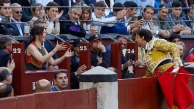 Roca Rey brinda a Ayuso el toro 'Amante': "Por tu valentía como persona y como mujer"
