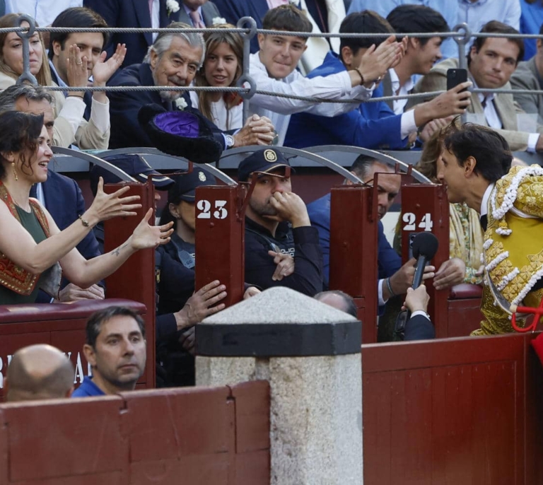Roca Rey brinda a Ayuso el toro 'Amante': "Por tu valentía como persona y como mujer"
