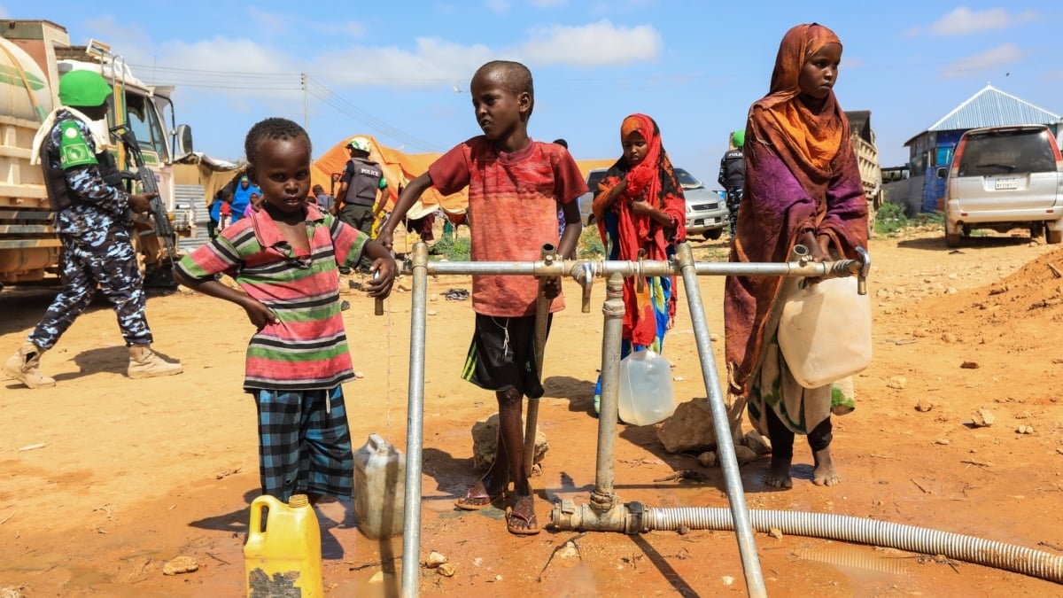 Niños recogen agua usando bidones en un punto de establecimiento del Fondo Humanitario para Somalia en un campo de desplazados en Belet Weyne, a 350 kilómetros al norte de Mogadiscio, Somalia.