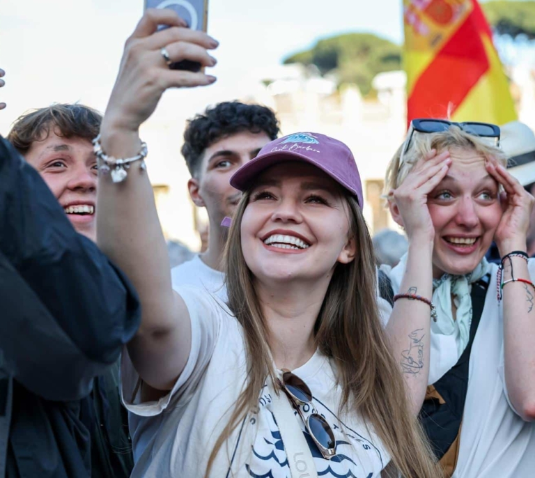 El mundo hispano celebra como propio al primer pontífice estadounidense de la Historia: "Tenemos Papa americano para rato"