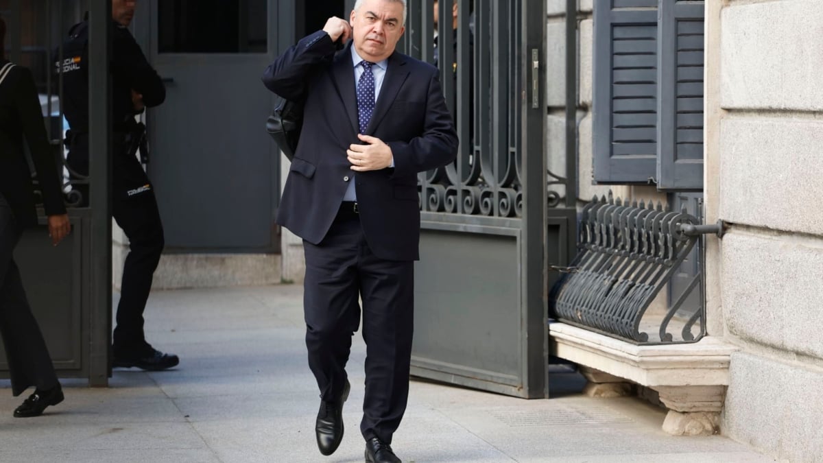 MADRID (ESPAÑA), 28/05/2025.- El diputado y secretario de organización del PSOE, Santos Cerdán a su llegada este miércoles al pleno del Congreso con la sesión de control al Ejecutivo, en la que la oposición pregunta sobre la unidad de la coalición de Gobierno, los "escándalos de corrupción" y las investigaciones judiciales en curso, la inmigración, el apagón eléctrico, la vivienda y el plan de regeneración democrática, entre otros asuntos. EFE/ Chema Moya