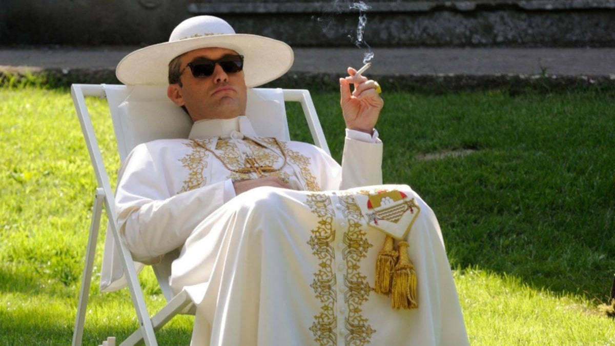 Jude Law, como Lenny Belardo, un papa americano y relajado en 'The Young Pope'.