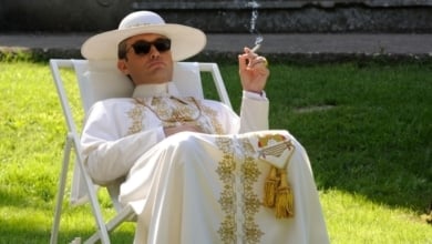 Del 'papa' Jude Law al padre Samuel de 'La promesa': los curas sexis de la ficción que desatan pasiones (y tentaciones)