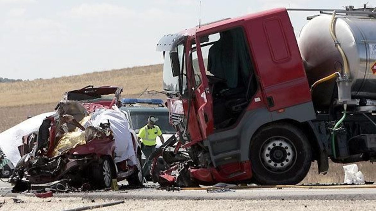 Fallece un matrimonio tras volcar un camión de residuos urbanos por un reventón en Burgos