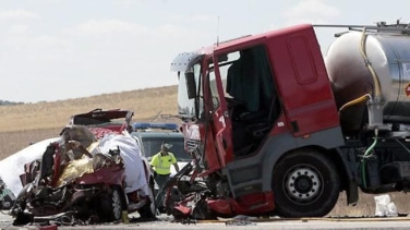 Fallece un matrimonio tras volcar un camión de residuos urbanos por un reventón en Burgos
