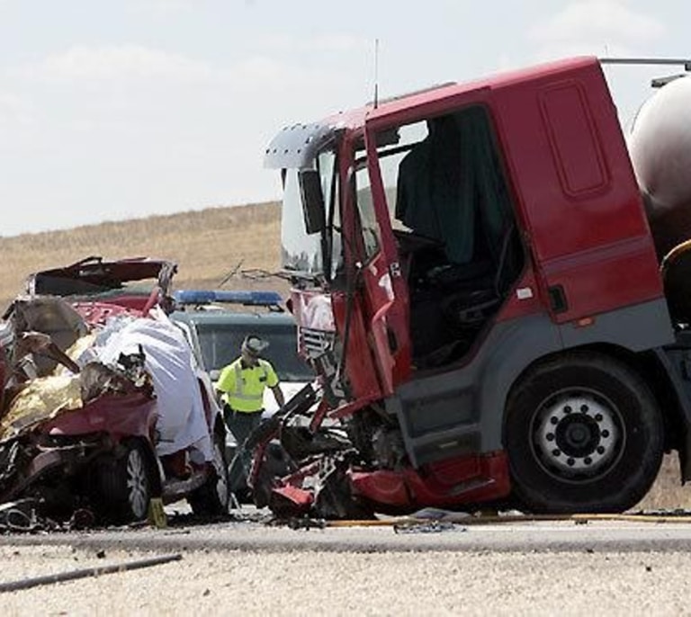 Fallece un matrimonio tras volcar un camión de residuos urbanos por un reventón en Burgos