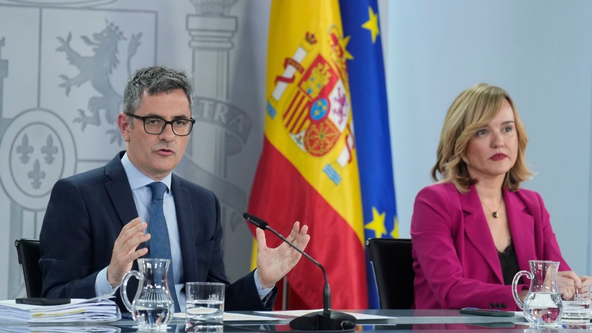 MADRID, 13/05/2025.-La ministra Portavoz, Pilar Alegría, y el ministro de la Presidencia, Justicia y Relaciones con las Cortes, Félix Bolaños, durante la rueda de prensa posterior al Consejo de Ministros, este martes en Madrid.-EFE/ Borja Sanchez-Trillo