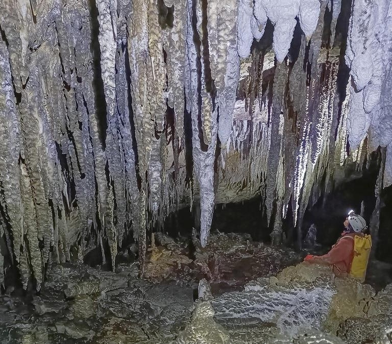 Rescatan el cadáver de una mujer que murió haciendo espeleología en una cueva