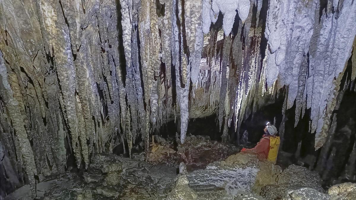Rescatan el cadáver de una mujer que murió haciendo espeleología en una cueva