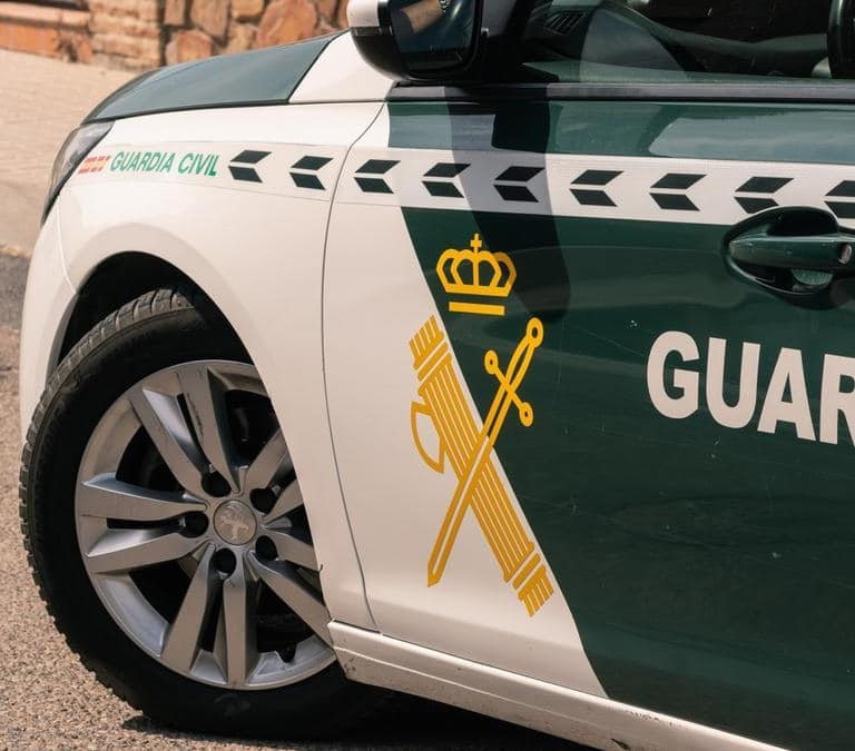 Muere un hombre en un accidente en la A-457 tras caer a un arroyo seco en Lora del Río