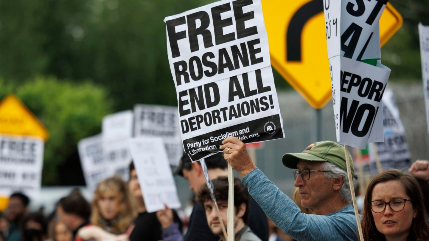 Manifestantes protestan por las deportaciones de la Administración Trump en Central Falls, Rhode Island, el pasado 15 de mayo.