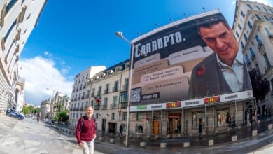 Los Bomberos retiran la lona de Hazte Oír frente al Congreso contra Pedro Sánchez
