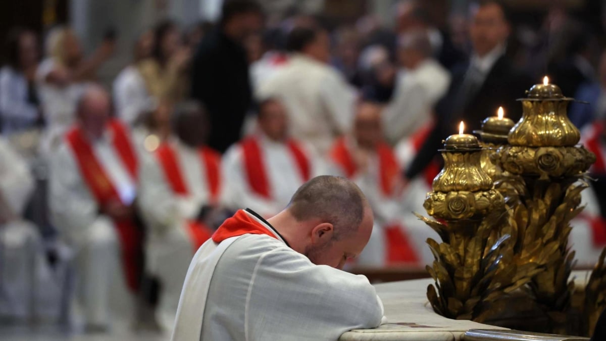 Un sacerdote asiste a una misa en memoria del Papa Francisco en el Vaticano.