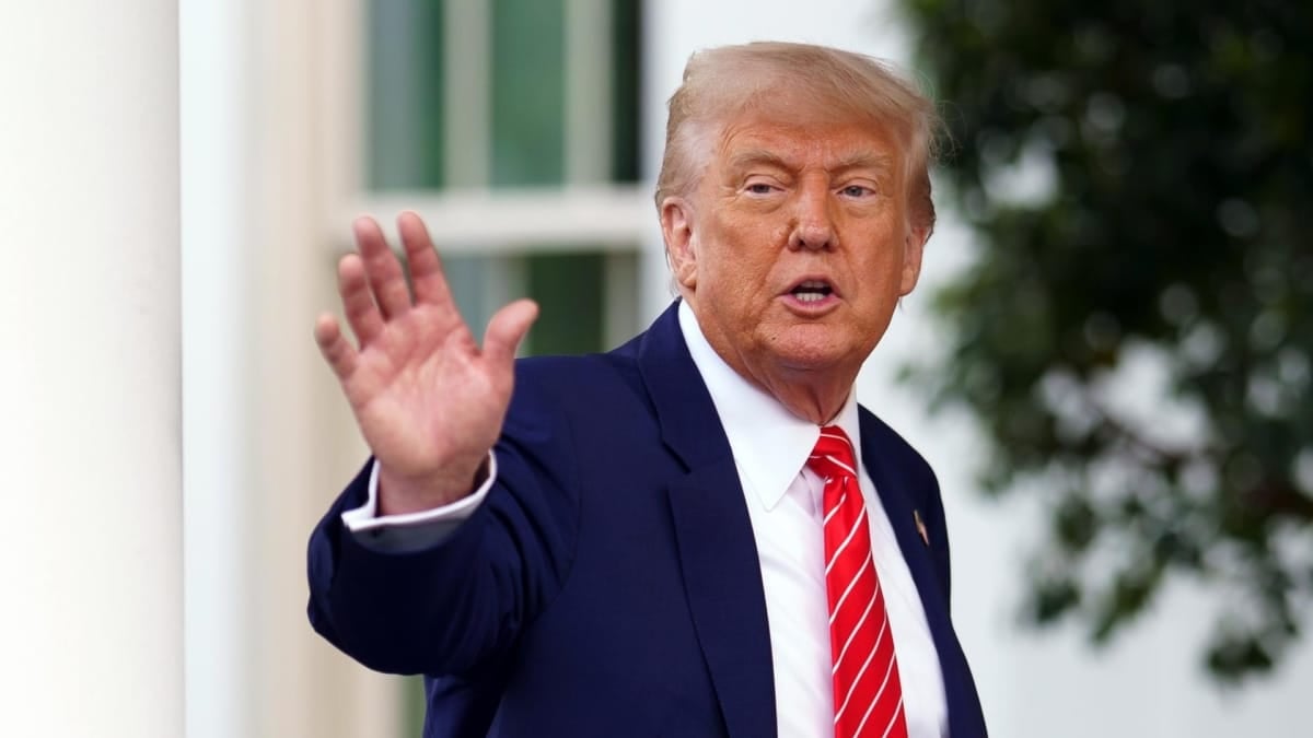 El presidente estadounidense Donald Trump habla a los medios a las afueras del Ala Oeste de la Casa Blanca.