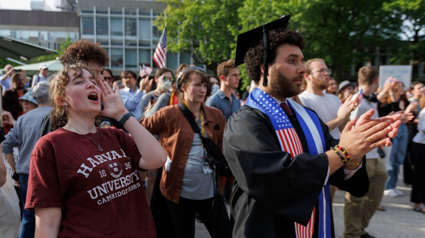 Estudiantes de Harvard, en una manifestación een apoyo a los alumnos extranjeros el pasado 27 de mayo, en Cambridge, Massachussetts, Estados Unidos.