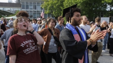 Los españoles en Harvard, entre la paranoia, la incredulidad y la frustración: "Que tengamos que preocuparnos por nuestros visados es la gota que colma el vaso"