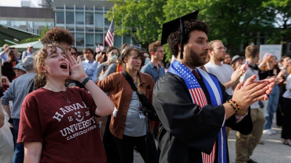 Españoles en Harvard, entre la paranoia, la incredulidad y la frustración