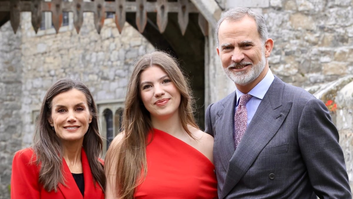 Los reyes Felipe VI y Letizia posan junto a la infanta Sofía antes de su graduación en el UWC Atlantic College de Gales.