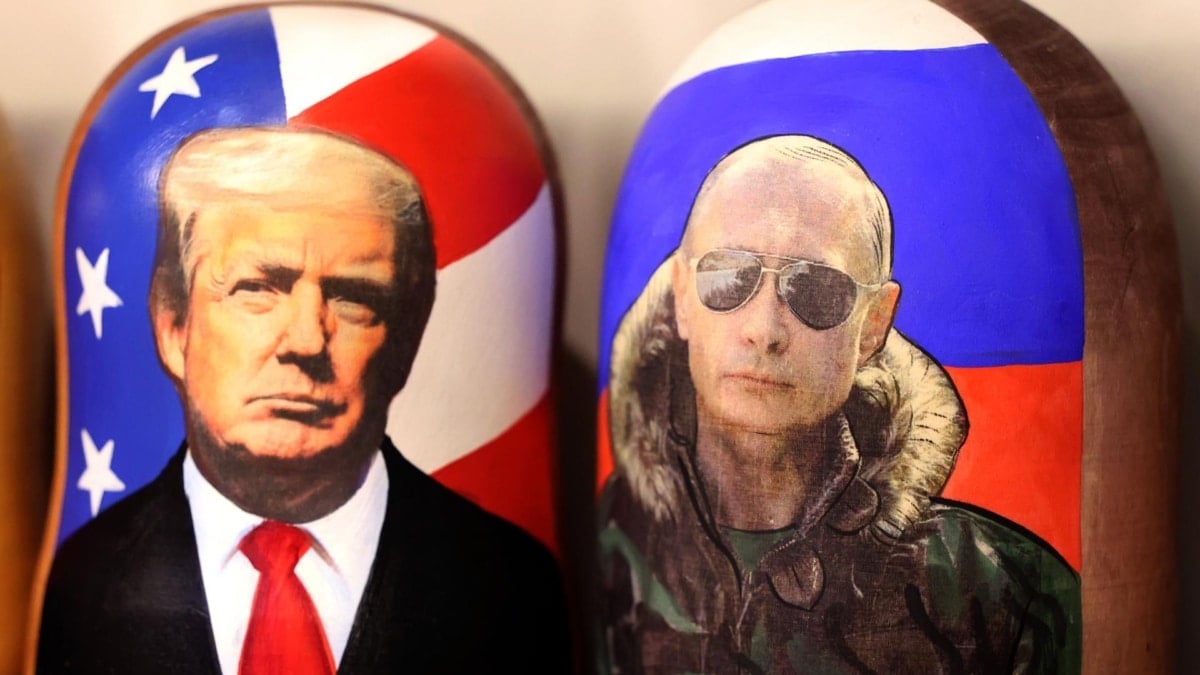 Dos matrioskas que muestran a Donald Trump y a Vladimir Putin en una tienda de souvenirs de Moscú, Rusia.