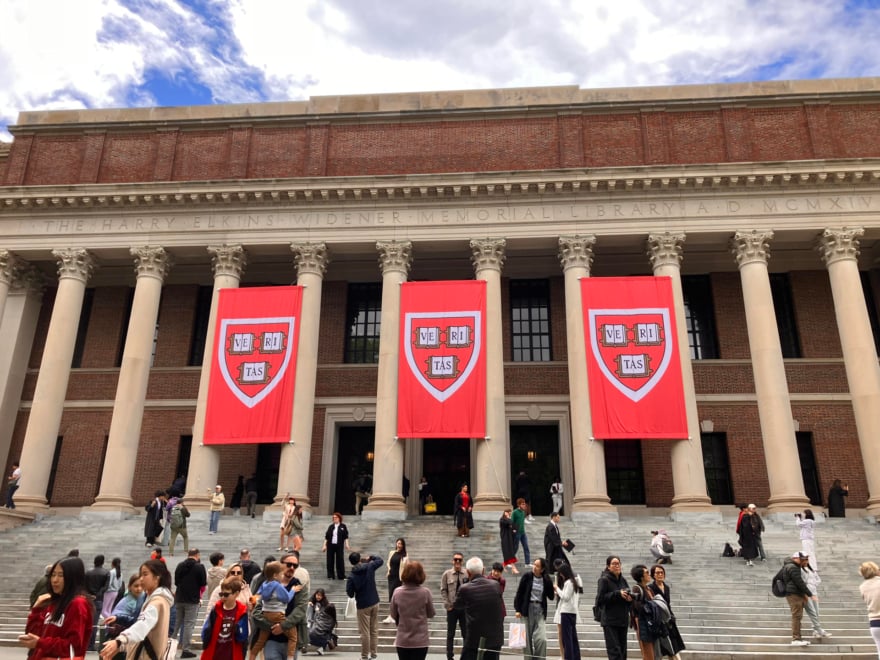 Personas caminan frente a la biblioteca de la Universidad de Harvard este lunes, en Boston
