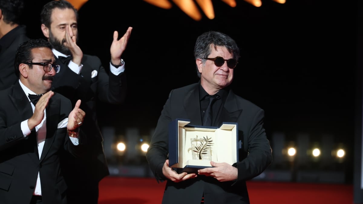 El iraní Jafar Panahi recibe la Palma de Oro de Cannes.