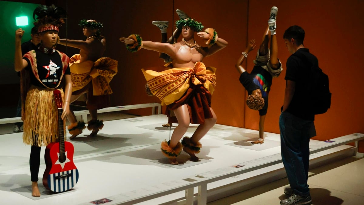 Un hombre visita la exposición "Voces del Pacífico" que del 28 de Mayo al 14 de Septiembre se muestra en el Caixaforum de Madrid