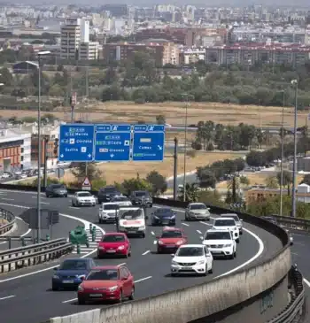 Grave Accidente. Coche cae sobre otros vehículos en A-49 de Camas