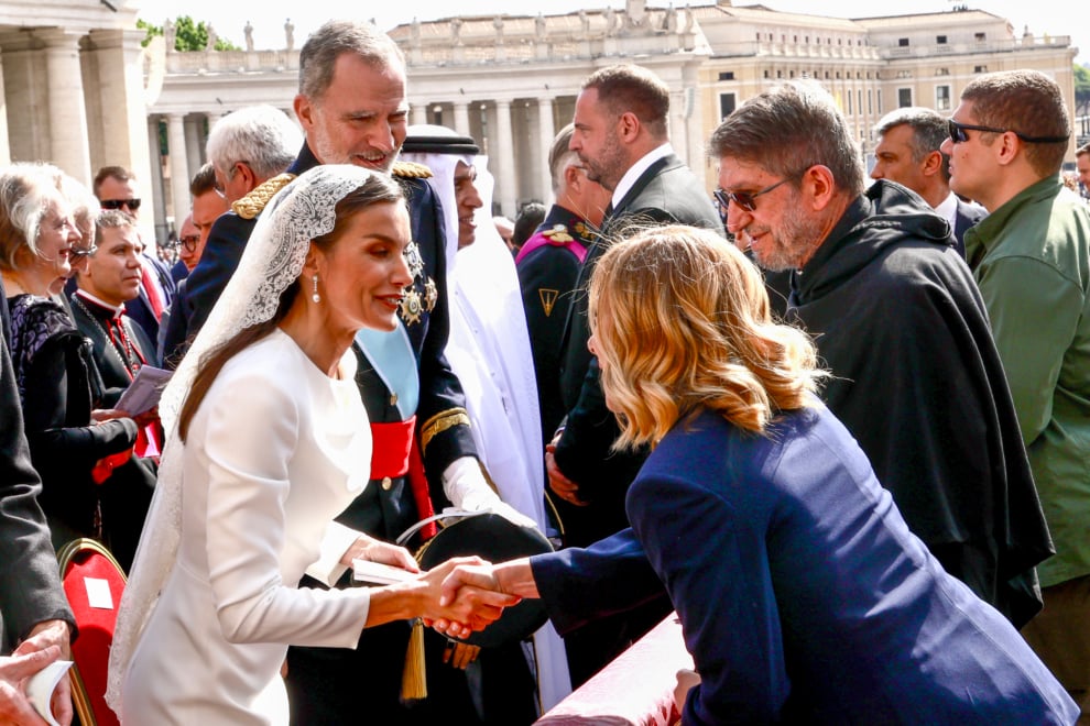 Los reyes saludan a Giorgia Meloni en la plaza de San Pedro.
