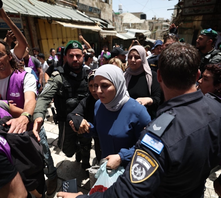 Máxima tensión en Jerusalén: miles de ultranacionalistas israelíes desfilan por el barrio musulmán