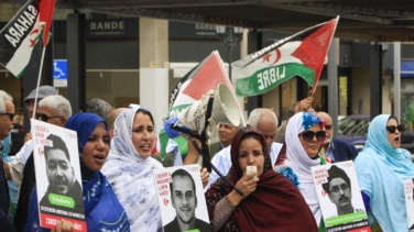 Los 3.000 kilómetros de una activista espiada por Pegasus para reunirse con su marido saharaui preso en Marruecos