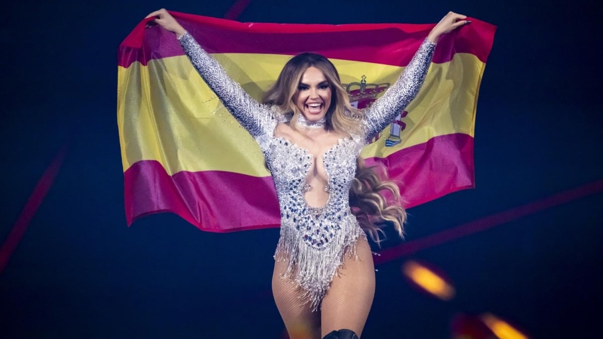 Melody durante el festival de Eurovisión 2025 alzando la bandera de España