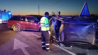 Una mujer fallece y varias personas resultan heridas en un choque frontal entre dos turismos