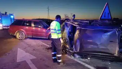 Una mujer fallece y varias personas resultan heridas en un choque frontal entre dos turismos